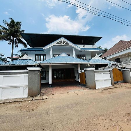 Isha Residency Hotel Kochi Eksteriør billede