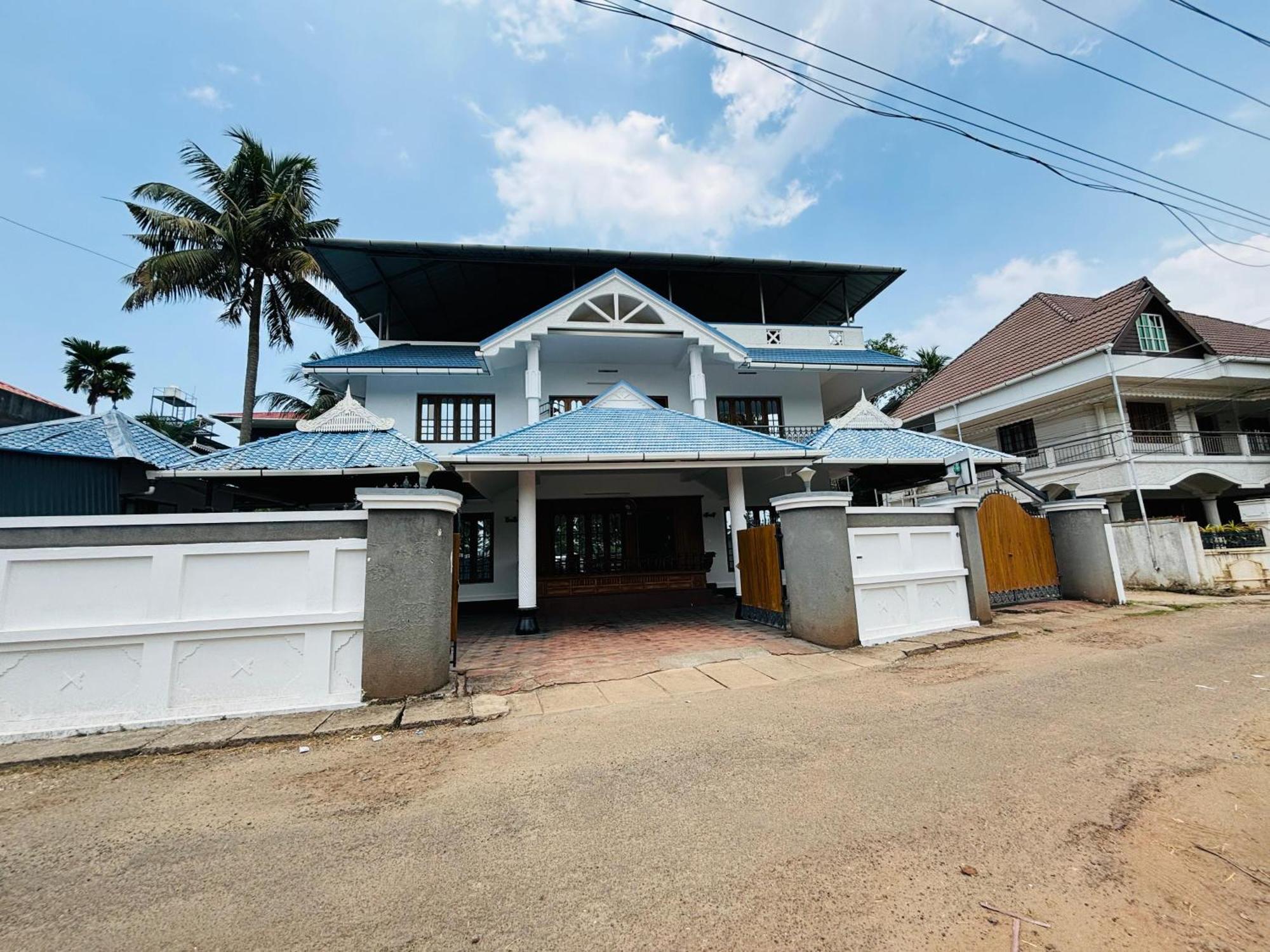 Isha Residency Hotel Kochi Eksteriør billede